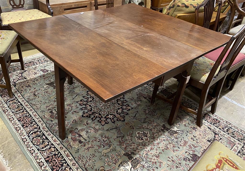 A George III mahogany drop leaf dining table, 138cm extended, depth 115cm, height 70cm